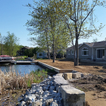 A view of some houses and water from the side.